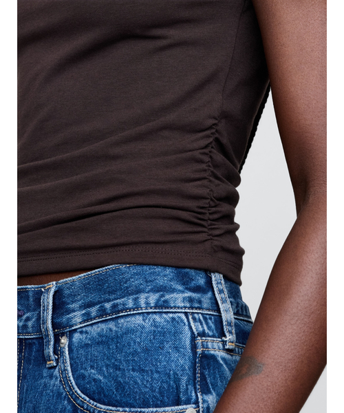 GAP(ギャップ)の「モダン ファンネルネック ルーシュ クロップド タンクトップ(Tシャツ/カットソー・レディース・ブラウン/ブラック/ホワイト・XXS/XS/S/M/L/XL)」の9枚目の写真
