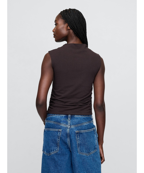 GAP(ギャップ)の「モダン ファンネルネック ルーシュ クロップド タンクトップ(Tシャツ/カットソー・レディース・ブラウン/ブラック/ホワイト・XXS/XS/S/M/L/XL)」の11枚目の写真