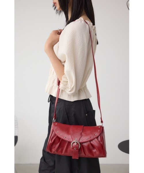 AZUL by moussy（アズールバイマウジー）の「スタッズフラップギャザーバッグ（ショルダーバッグ・レディース・ブラック/レッド・FREE）」の12枚目の写真