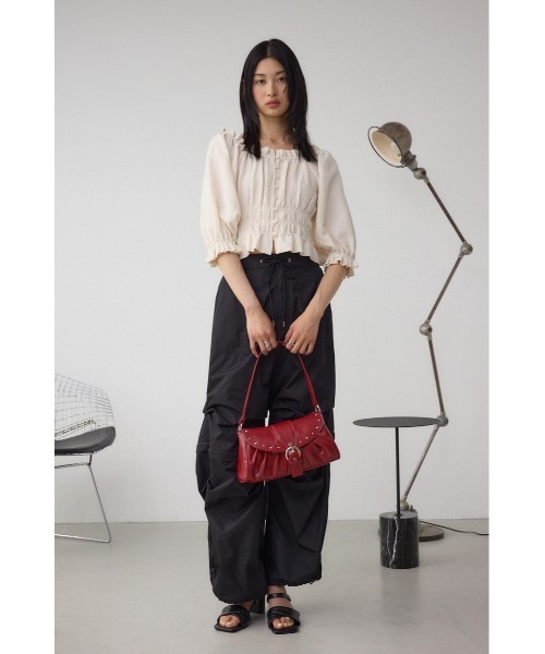 AZUL by moussy（アズールバイマウジー）の「スタッズフラップギャザーバッグ（ショルダーバッグ・レディース・ブラック/レッド・FREE）」の11枚目の写真