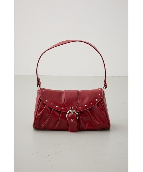 AZUL by moussy（アズールバイマウジー）の「スタッズフラップギャザーバッグ（ショルダーバッグ・レディース・ブラック/レッド・FREE）」の7枚目の写真