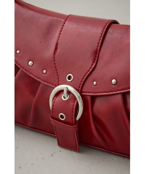 AZUL by moussy（アズールバイマウジー）の「スタッズフラップギャザーバッグ（ショルダーバッグ・レディース・ブラック/レッド・FREE）」の6枚目の写真