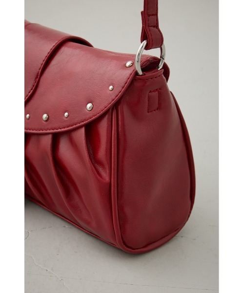 AZUL by moussy（アズールバイマウジー）の「スタッズフラップギャザーバッグ（ショルダーバッグ・レディース・ブラック/レッド・FREE）」の5枚目の写真