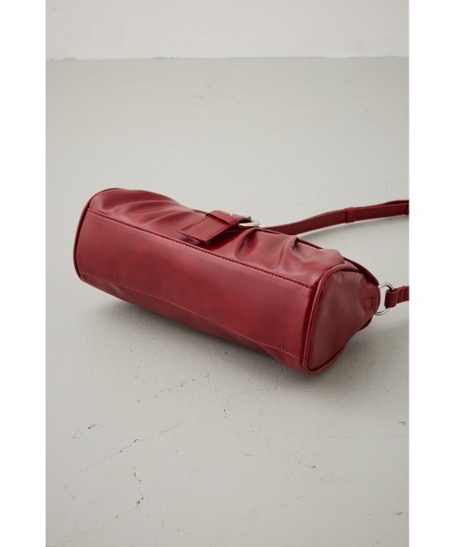 AZUL by moussy（アズールバイマウジー）の「スタッズフラップギャザーバッグ（ショルダーバッグ・レディース・ブラック/レッド・FREE）」の4枚目の写真
