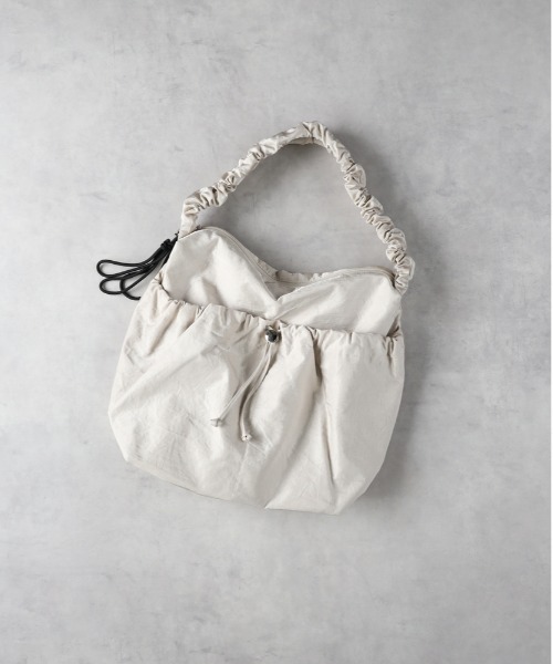 Right-on（ライトオン）の「【HONEYSUCKLE ROSE】ギャザーショルダー（ショルダーバッグ・レディース・ブラック/オフホワイト/ダークベージュ・ONE SIZE）」の2枚目の写真