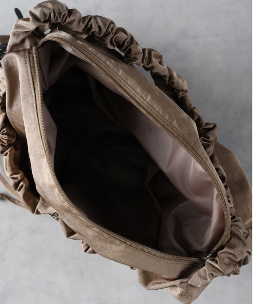 Right-on（ライトオン）の「【HONEYSUCKLE ROSE】ギャザーショルダー（ショルダーバッグ・レディース・ブラック/オフホワイト/ダークベージュ・ONE SIZE）」の5枚目の写真