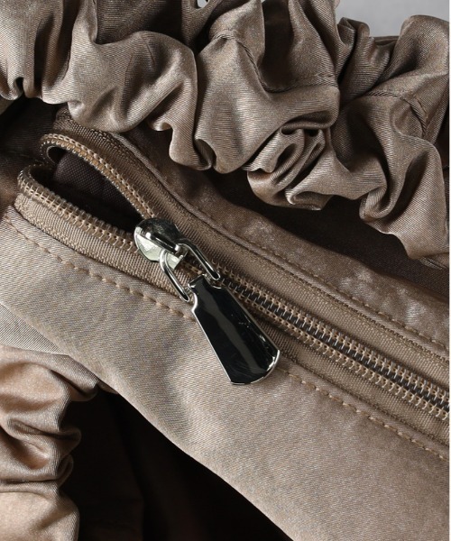 Right-on（ライトオン）の「【HONEYSUCKLE ROSE】ギャザーショルダー（ショルダーバッグ・レディース・ブラック/オフホワイト/ダークベージュ・ONE SIZE）」の6枚目の写真