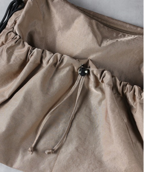 Right-on（ライトオン）の「【HONEYSUCKLE ROSE】ギャザーショルダー（ショルダーバッグ・レディース・ブラック/オフホワイト/ダークベージュ・ONE SIZE）」の7枚目の写真