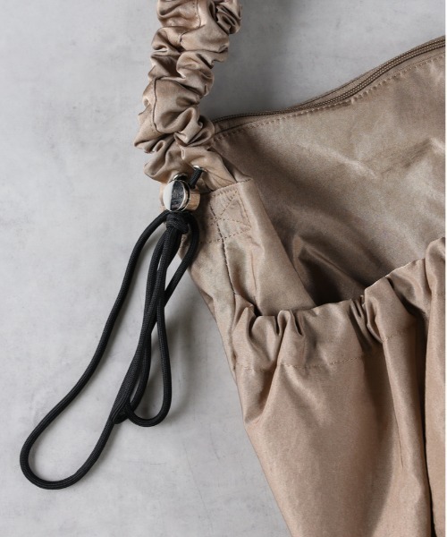 Right-on（ライトオン）の「【HONEYSUCKLE ROSE】ギャザーショルダー（ショルダーバッグ・レディース・ブラック/オフホワイト/ダークベージュ・ONE SIZE）」の8枚目の写真