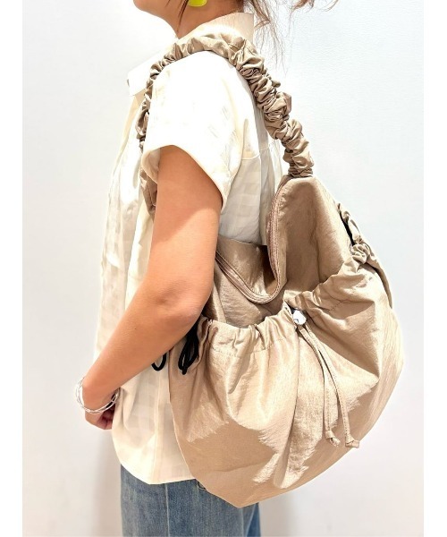 Right-on（ライトオン）の「【HONEYSUCKLE ROSE】ギャザーショルダー（ショルダーバッグ・レディース・ブラック/オフホワイト/ダークベージュ・ONE SIZE）」の10枚目の写真