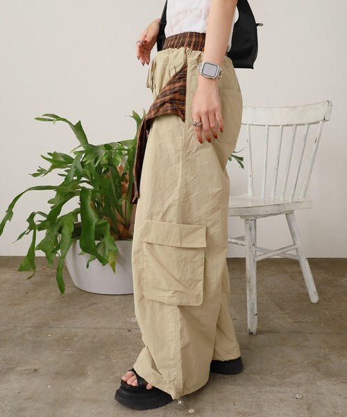 ROOPTOKYO（ループトウキョウ）の「Waist-wrap style nylon pants / 腰巻き風 ナイロンカーゴパンツ（カーゴパンツ・レディース・ホワイト/アイボリー/ブラック・FREE）」の19枚目の写真