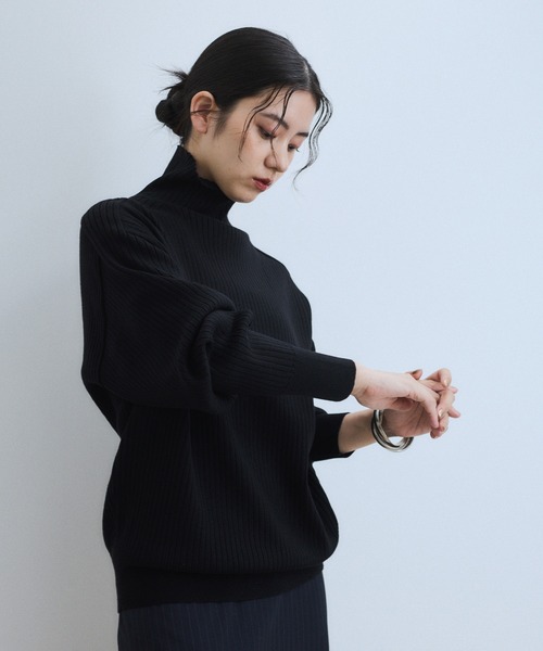 ADAM ET ROPE'(アダムエロペ)の「【WEB限定】・【定番人気】WOOL混リブタートルニット(ニット/セーター・レディース・レッド/ベージュ系その他/ダークブラウン/チャコールグレー/ブラック・FREE)」の2枚目の写真