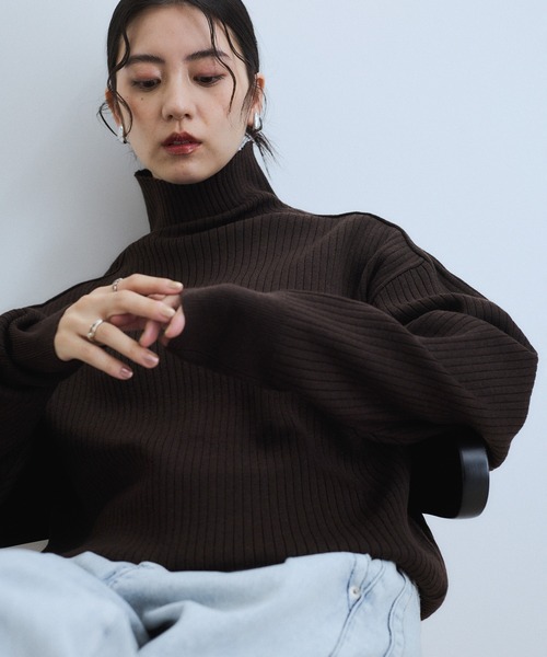 ADAM ET ROPE'(アダムエロペ)の「【WEB限定】・【定番人気】WOOL混リブタートルニット(ニット/セーター・レディース・レッド/ベージュ系その他/ダークブラウン/チャコールグレー/ブラック・FREE)」の19枚目の写真