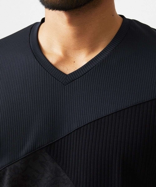 MICHEL KLEIN HOMME (ミッシェルクランオム)の「マテリアルブロックVネックカットソー(Tシャツ/カットソー・メンズ・ブラック・MEDIUM/LARGE/X-LARGE)」の4枚目の写真
