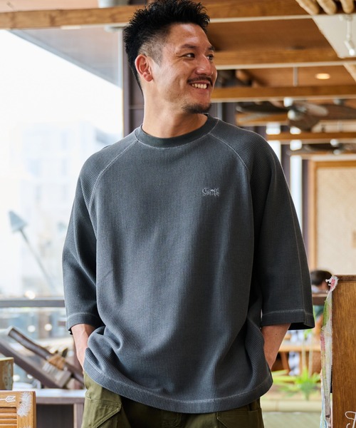 Sunny Smith(サニースミス)の「ピグメントワッフル ラグランロゴ刺繍Tシャツ(Tシャツ/カットソー・メンズ・スモークグレー/ホワイト・LARGE/MEDIUM)」の2枚目の写真