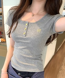 Girly Doll（ガーリードール）の「ゴールド釦ヘンリーネックTシャツ（Tシャツ/カットソー）」