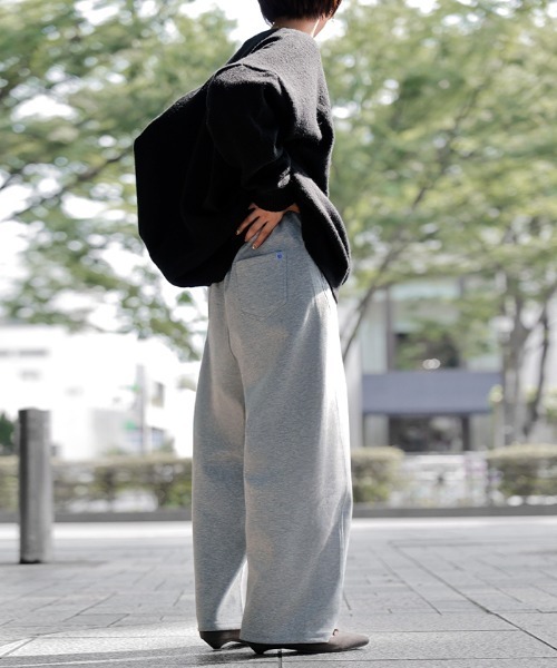 HUG.U（ハグユー）の「バレルレッグスウェットワイドパンツ（スウェットパンツ・レディース・ブラック/ライトグレー・レギュラー丈/トール丈）」の3枚目の写真