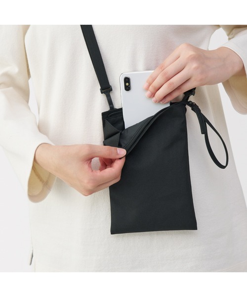 無印良品(ムジルシリョウヒン)の「ポーチとしても使える 撥水ミニサコッシュ(ショルダーバッグ・レディース・ダークブラウン系/ラベンダー/チャコールグレー/ブラック・FREE)」の9枚目の写真