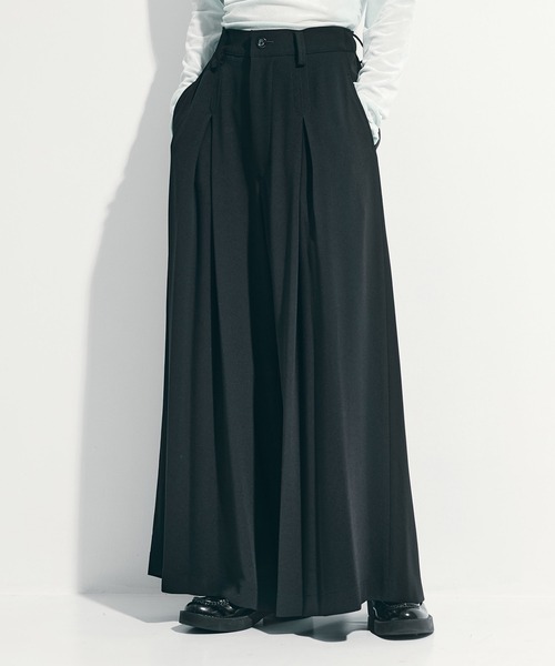 UJOH（ウジョー）の「【UJOH/ウジョー】《STUDIOUS別注》Inverted Tuck Flare PNT/フレアパンツ（その他パンツ・レディース・ブラック/ブラウン・2/1）」の2枚目の写真