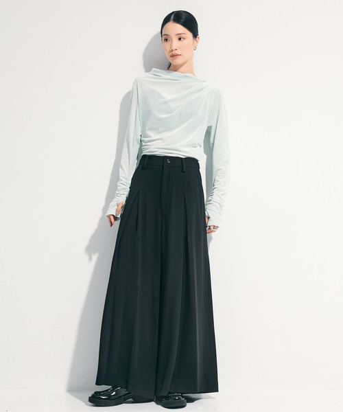 UJOH（ウジョー）の「【UJOH/ウジョー】《STUDIOUS別注》Inverted Tuck Flare PNT/フレアパンツ（その他パンツ・レディース・ブラック/ブラウン・2/1）」の4枚目の写真