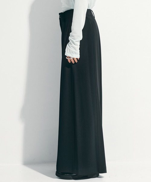 UJOH（ウジョー）の「【UJOH/ウジョー】《STUDIOUS別注》Inverted Tuck Flare PNT/フレアパンツ（その他パンツ・レディース・ブラック/ブラウン・2/1）」の7枚目の写真