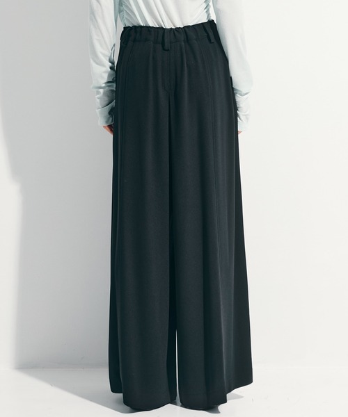 UJOH（ウジョー）の「【UJOH/ウジョー】《STUDIOUS別注》Inverted Tuck Flare PNT/フレアパンツ（その他パンツ・レディース・ブラック/ブラウン・2/1）」の8枚目の写真