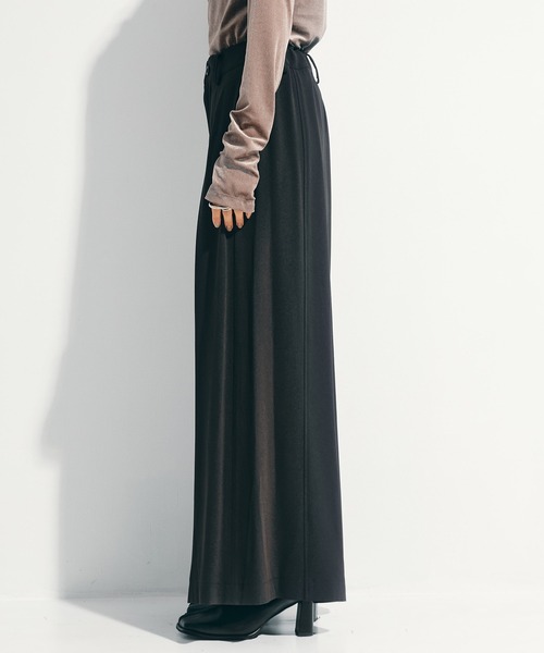 UJOH（ウジョー）の「【UJOH/ウジョー】《STUDIOUS別注》Inverted Tuck Flare PNT/フレアパンツ（その他パンツ・レディース・ブラック/ブラウン・2/1）」の14枚目の写真