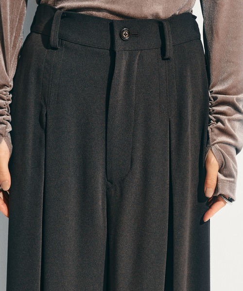 UJOH（ウジョー）の「【UJOH/ウジョー】《STUDIOUS別注》Inverted Tuck Flare PNT/フレアパンツ（その他パンツ・レディース・ブラック/ブラウン・2/1）」の16枚目の写真