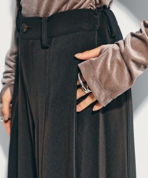 UJOH（ウジョー）の「【UJOH/ウジョー】《STUDIOUS別注》Inverted Tuck Flare PNT/フレアパンツ（その他パンツ・レディース・ブラック/ブラウン・2/1）」の17枚目の写真