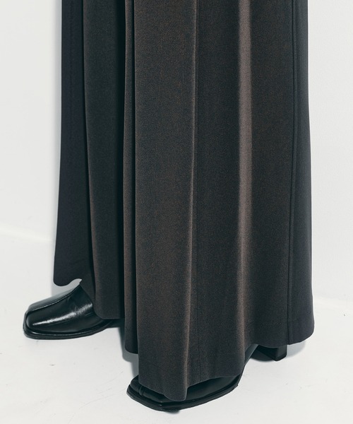 UJOH（ウジョー）の「【UJOH/ウジョー】《STUDIOUS別注》Inverted Tuck Flare PNT/フレアパンツ（その他パンツ・レディース・ブラック/ブラウン・2/1）」の18枚目の写真