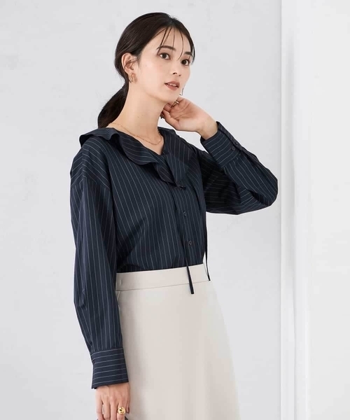 a.v.v（アーヴェヴェ）の「ラッフルフリルストライプブラウス（シャツ/ブラウス・レディース・ベージュ/ネイビー・40/38）」の2枚目の写真