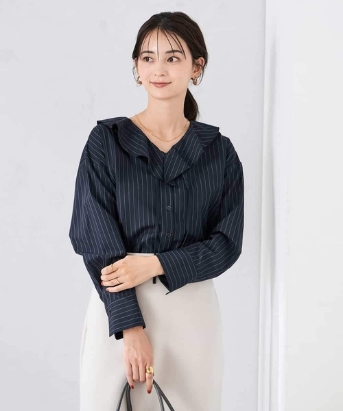 a.v.v（アーヴェヴェ）の「ラッフルフリルストライプブラウス（シャツ/ブラウス・レディース・ベージュ/ネイビー・40/38）」の6枚目の写真