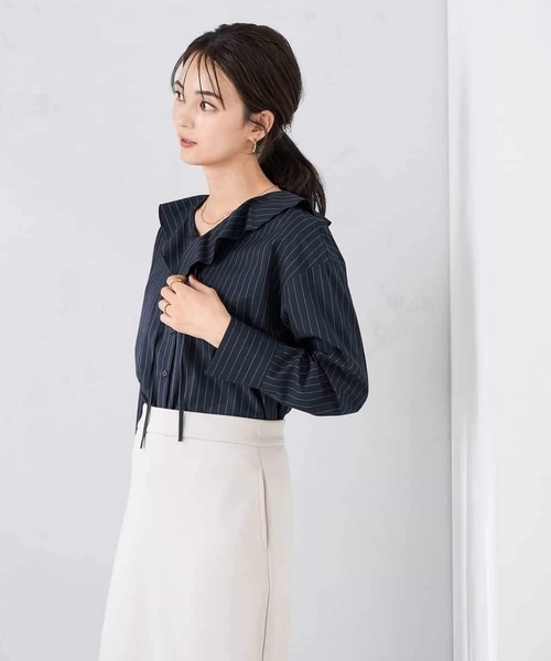 a.v.v（アーヴェヴェ）の「ラッフルフリルストライプブラウス（シャツ/ブラウス・レディース・ベージュ/ネイビー・40/38）」の12枚目の写真