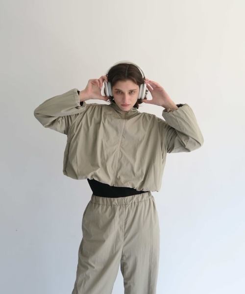 KALENO(カレノ)の「shirring nylon blouson(ブルゾン・レディース・ベージュ/グレー・FREE)」の2枚目の写真