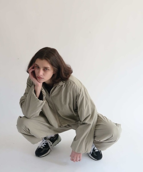 KALENO(カレノ)の「shirring nylon blouson(ブルゾン・レディース・ベージュ/グレー・FREE)」の11枚目の写真