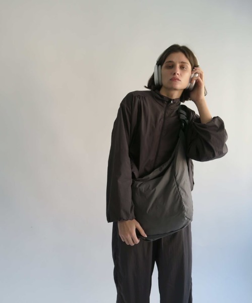 KALENO(カレノ)の「shirring nylon blouson(ブルゾン・レディース・ベージュ/グレー・FREE)」の12枚目の写真