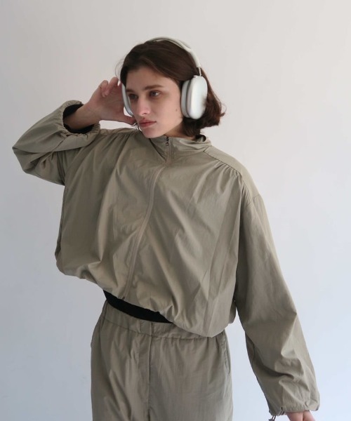 KALENO(カレノ)の「shirring nylon blouson(ブルゾン・レディース・ベージュ/グレー・FREE)」の13枚目の写真