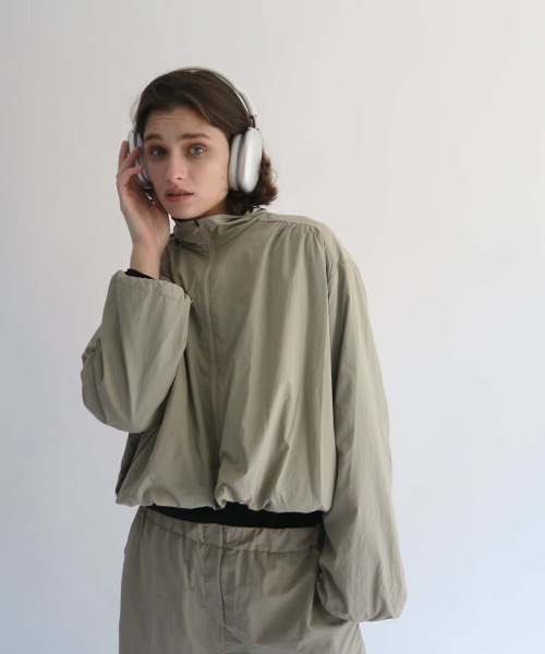 KALENO(カレノ)の「shirring nylon blouson(ブルゾン・レディース・ベージュ/グレー・FREE)」の14枚目の写真