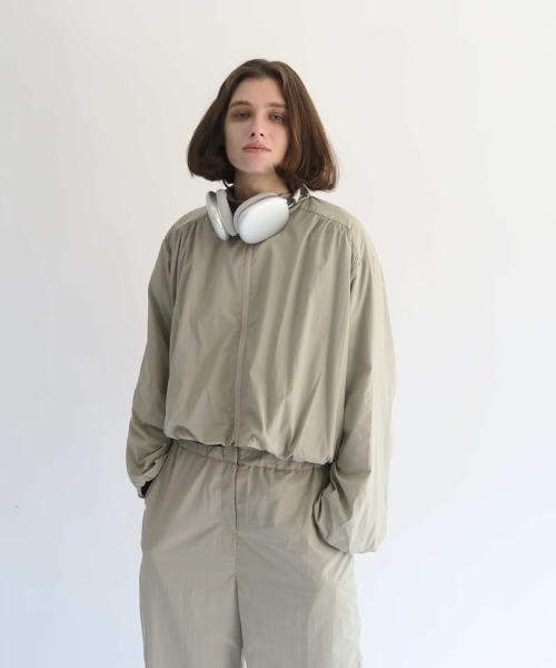 KALENO(カレノ)の「shirring nylon blouson(ブルゾン・レディース・ベージュ/グレー・FREE)」の3枚目の写真