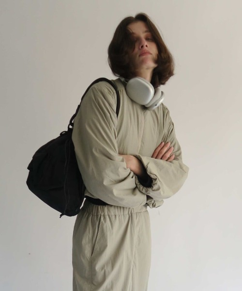 KALENO(カレノ)の「shirring nylon blouson(ブルゾン・レディース・ベージュ/グレー・FREE)」の4枚目の写真