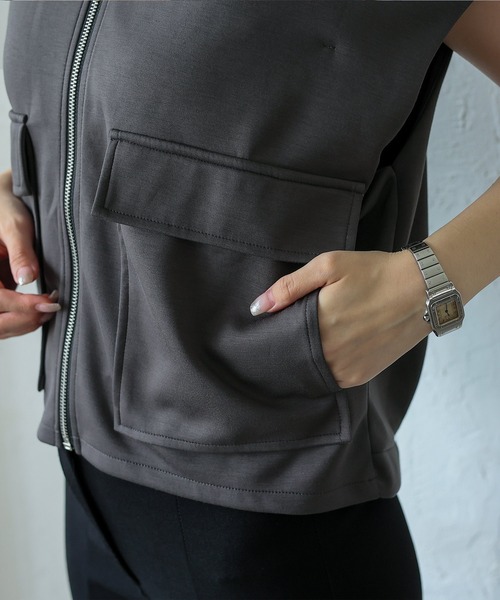 VitaFelice（ヴィータフェリーチェ）の「ノースリーブジップフロントポケットベスト（セットアップ対応）（ベスト・レディース・ブラック/チャコールグレー・FREE）」の20枚目の写真