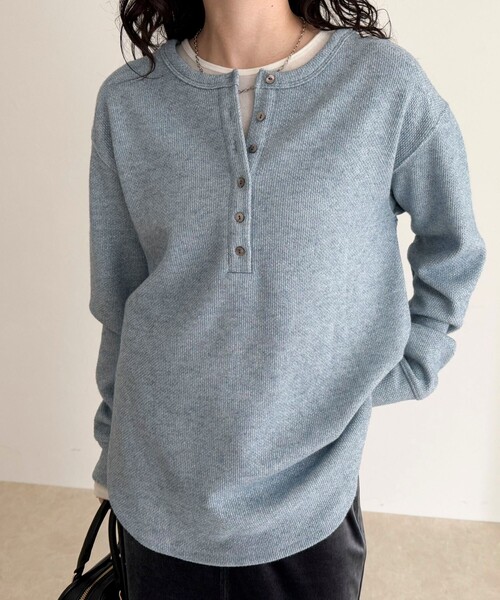 fredy emue（フレディエミュ）の「2WAYヘンリーラメプルオーバー（Tシャツ/カットソー・レディース・ブラック/グレー/アイボリー/サックスブルー・38）」の2枚目の写真