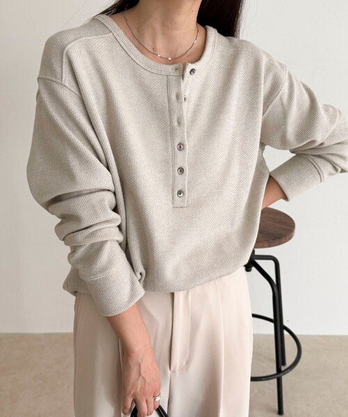 fredy emue（フレディエミュ）の「2WAYヘンリーラメプルオーバー（Tシャツ/カットソー・レディース・ブラック/グレー/アイボリー/サックスブルー・38）」の3枚目の写真