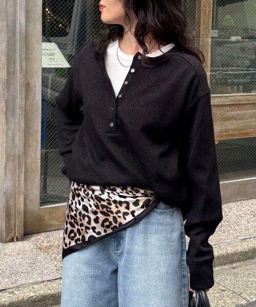 fredy emue（フレディエミュ）の「2WAYヘンリーラメプルオーバー（Tシャツ/カットソー・レディース・ブラック/グレー/アイボリー/サックスブルー・38）」の4枚目の写真