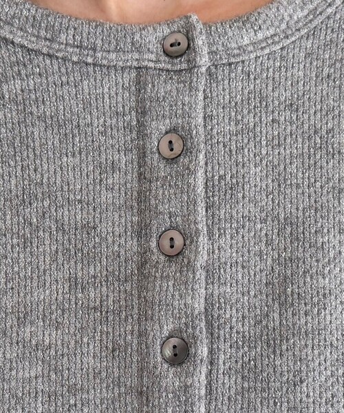 fredy emue（フレディエミュ）の「2WAYヘンリーラメプルオーバー（Tシャツ/カットソー・レディース・ブラック/グレー/アイボリー/サックスブルー・38）」の6枚目の写真