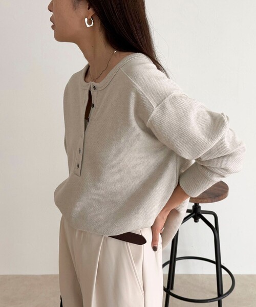 fredy emue（フレディエミュ）の「2WAYヘンリーラメプルオーバー（Tシャツ/カットソー・レディース・ブラック/グレー/アイボリー/サックスブルー・38）」の8枚目の写真