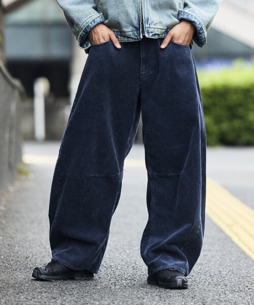 FREAK'S STORE（フリークスストア）の「ワイドシルエット ブリーチ加工 カーブ コーデュロイパンツ（その他パンツ・メンズ・オリーブ/ネイビー/ブラウン/ブラック・LARGE/MEDIUM/SMALL）」の4枚目の写真