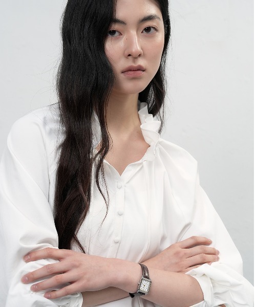 GENERAL IDEA(ジェネラルアイデア)の「【GENERAL IDEA】フリル襟ルーズブラウス / LOOSE FIT FRILL COLLAR BLOUSE(シャツ/ブラウス・レディース・ブラック/ホワイト/ベージュ・L/M/S)」の4枚目の写真