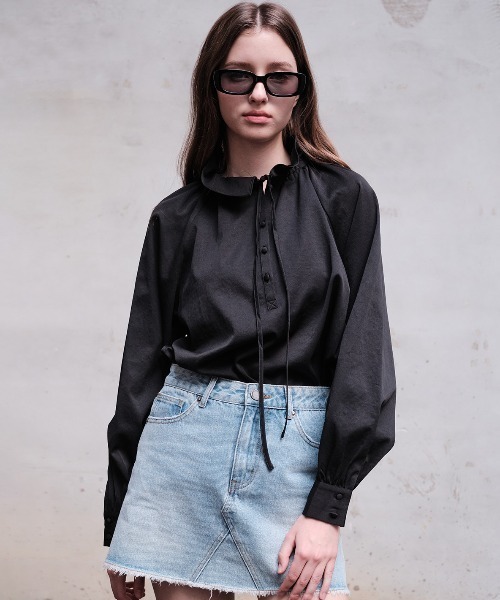 GENERAL IDEA(ジェネラルアイデア)の「【GENERAL IDEA】フリル襟ルーズブラウス / LOOSE FIT FRILL COLLAR BLOUSE(シャツ/ブラウス・レディース・ブラック/ホワイト/ベージュ・L/M/S)」の13枚目の写真