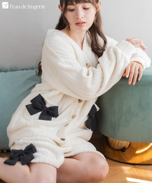 fran de lingerie（フランデランジェリー）の「もこもこ ショートパンツ ルームウェア パジャマ レディース 冬 あったか 前開き モコモコ 着る毛布「メモリーフリース」（ルームウェア/パジャマ・レディース・ホワイト系その他/ダークグレー/ピンク系その他2・M-L）」の2枚目の写真